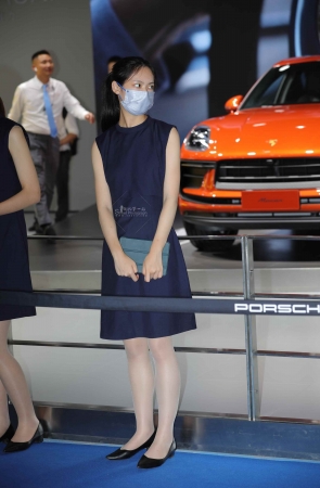 【街拍心灵】保时捷展厅肉丝街拍美腿小姐姐