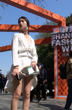 精致时尚的白短靴白衣女子