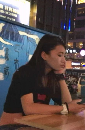 性感露腰牛仔短裤美女和男友逛街