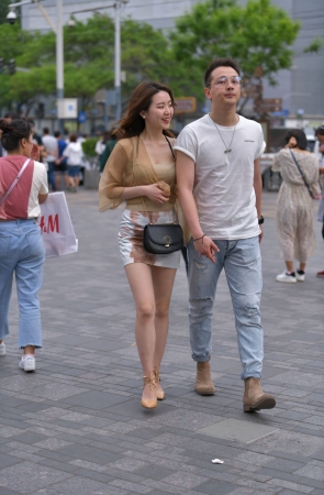 街拍很配合的小姐姐