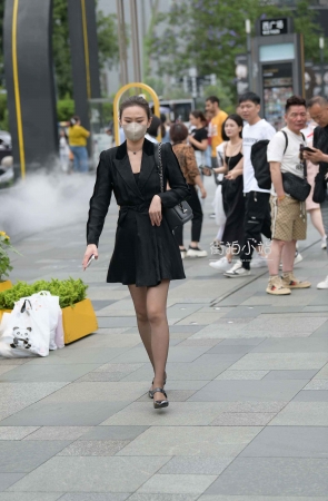 街拍黑色连衣裙灰丝朲槭