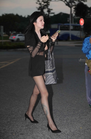 【街拍心灵】时装周美女街拍黑丝大长腿高跟