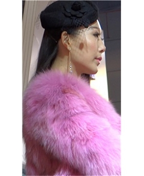 车展现场的豹纹高跟鞋美女车模，鞋子应该有18厘米高吧。