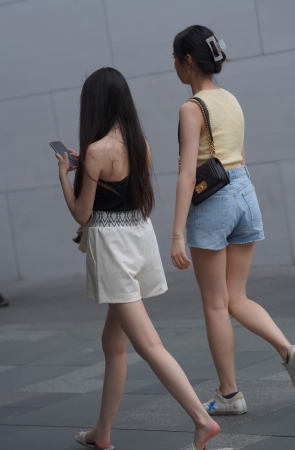 可爱的热裤闺蜜