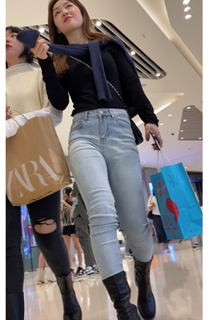 漂亮的紧牛小美女