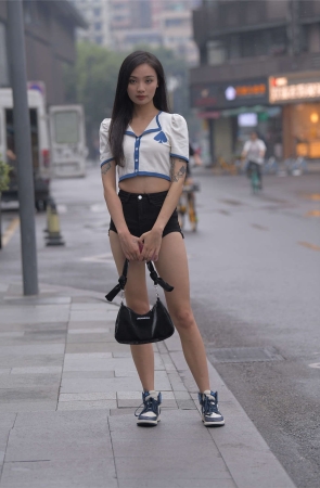 一始街拍作品 黑色热裤美女