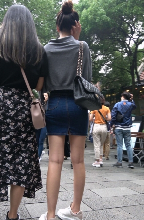 街拍丸子头紧身牛仔裙有范的美女姐姐