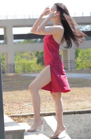 气质御姐的红色连衣裙