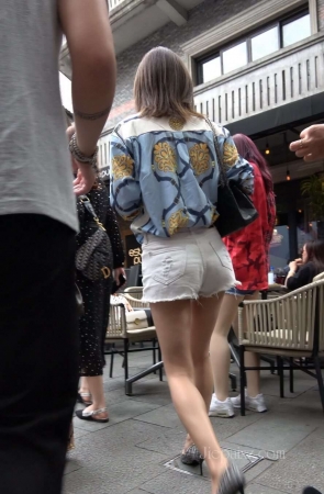 4K – 街拍白短热裤尖嘴高跟鞋美女 [1.16 GB/MP4]