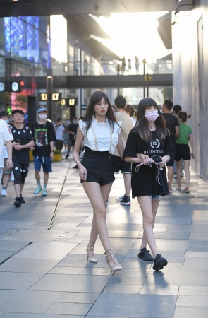 遇见美腿美腿热裤女孩~