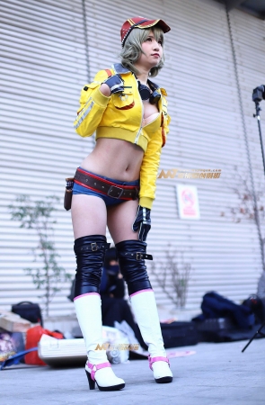 黄色露脐夹克衫牛仔小热裤