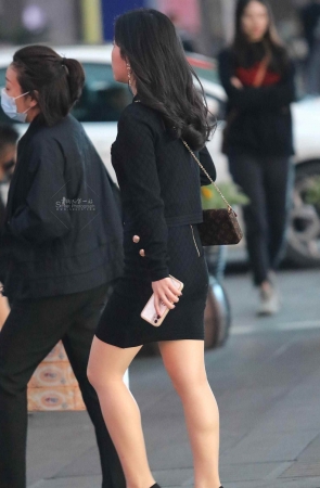 诱惑街拍肉丝高跟shaofu