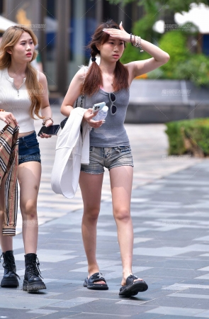 不同牛仔热裤美女