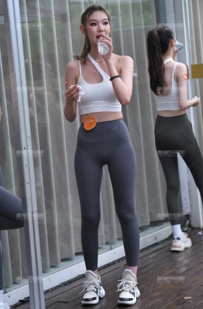 小姐姐后背被蚊虫叮了