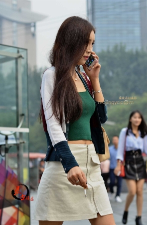 10-24 清纯美女，为何叼烟