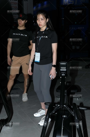 运动中的灰色紧身裤美女