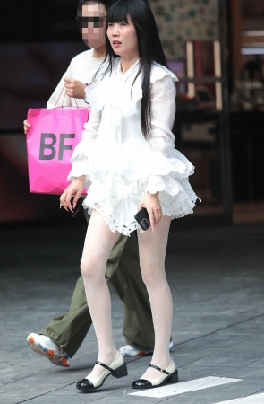 丝袜街拍少妇-13P