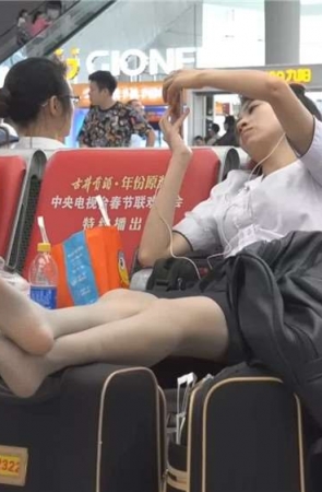 高铁候车室的丝袜美足美腿白衬衫美女 [408 MB/WMV]