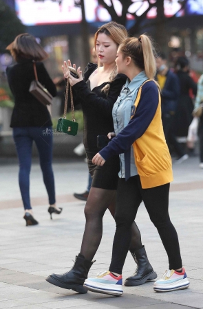 街拍黑丝妹子