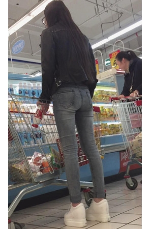 超市里的牛仔裤小妹