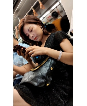 黑裙子性感美女 [697 MB/mp4]