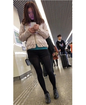 4k-黑丝长腿美女姐姐看手机入迷