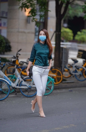 [凯恩专区] 紧致白裤美女 这身材没得挑 【图片➕视频】