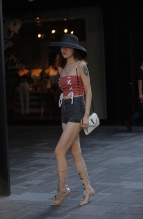 逆天大长腿热裤美女