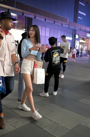 时尚热裤小姐姐