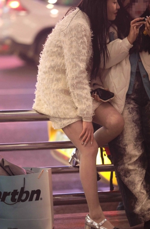 诱惑肉丝街拍少妇