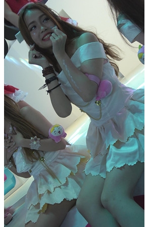 漂亮的白裙美模