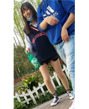 4k超清，热裤美腿学生妹喜笑颜开