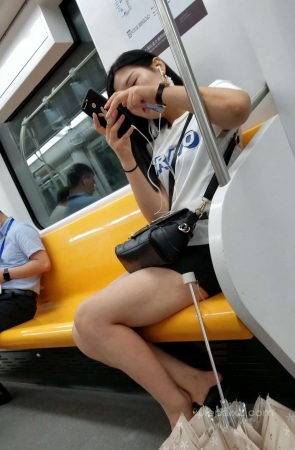 4K – 街拍美腿小姐姐 [578 MB/MP4]