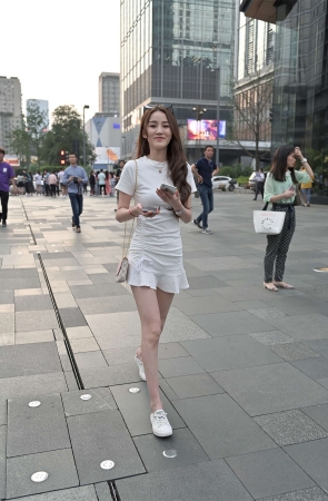 摄霸街拍作品 – 小姐姐的裙子好短耶
