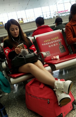 高铁站候车室等车的黑色连衣裙肉丝丝袜漂亮女神