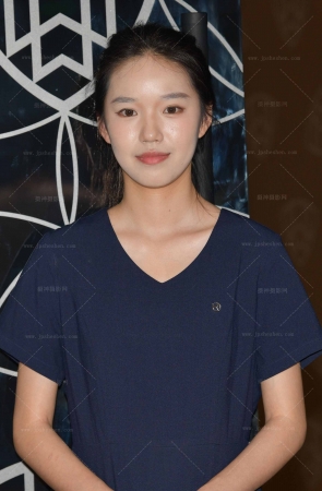 2492-46=24√端庄丝袜俩美女 8P