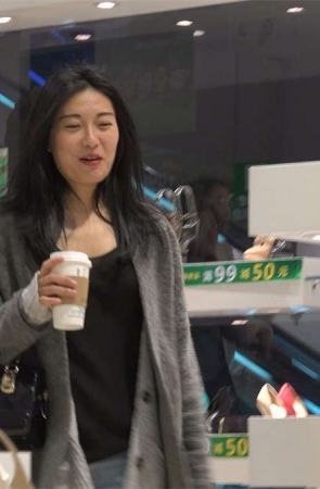 一眼就让你心动的女神，脱鞋了