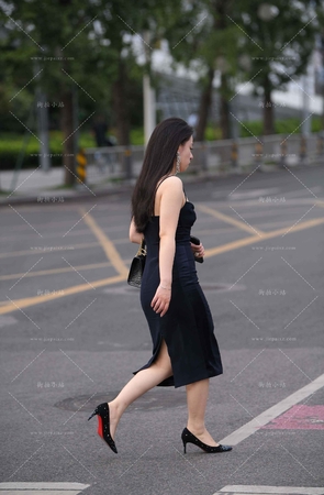 街拍蓝色吊带裙韵味高跟美女 [19P]
