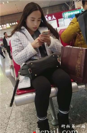 4k-车站候车室内黑丝袜打底裤小姐姐看上去很乖