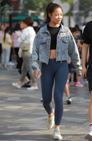 蓝色瑜伽裤美女