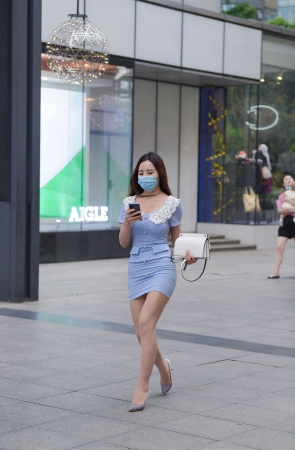 清爽蓝色修身裙