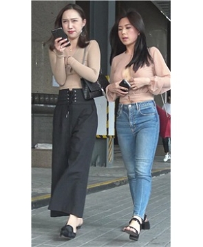 4k-街拍穿着打扮时尚的两姐妹 [2.29 GB]