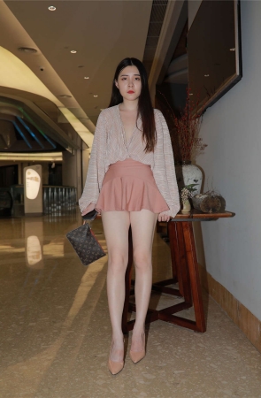 可爱的粉色短裙小姐姐