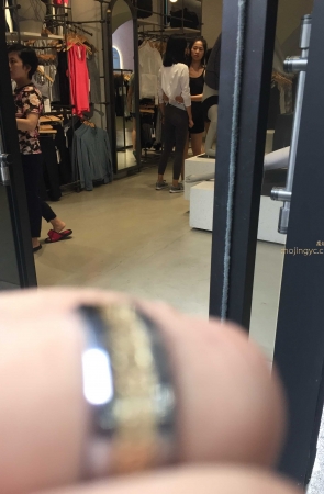 白衣深灰色健身裤