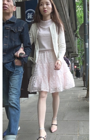 和父亲一起逛街的粉裙小姐姐[1.02G/MP4]