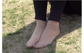 短肉丝美足少妇晒太阳 [423 MB/MP4]