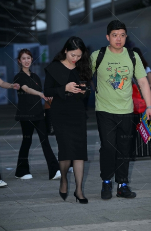 性感黑丝黑裙美女