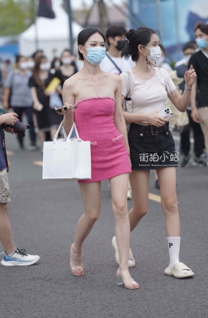 街拍抹胸短裙美女