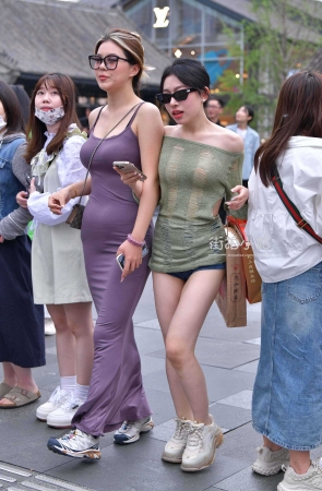 抓拍夏日清凉超短牛美眉