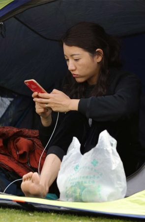 No1684 漂亮少妇卖萌自拍后掉转方向，瞬时门户大开，美足全面失守 第2套